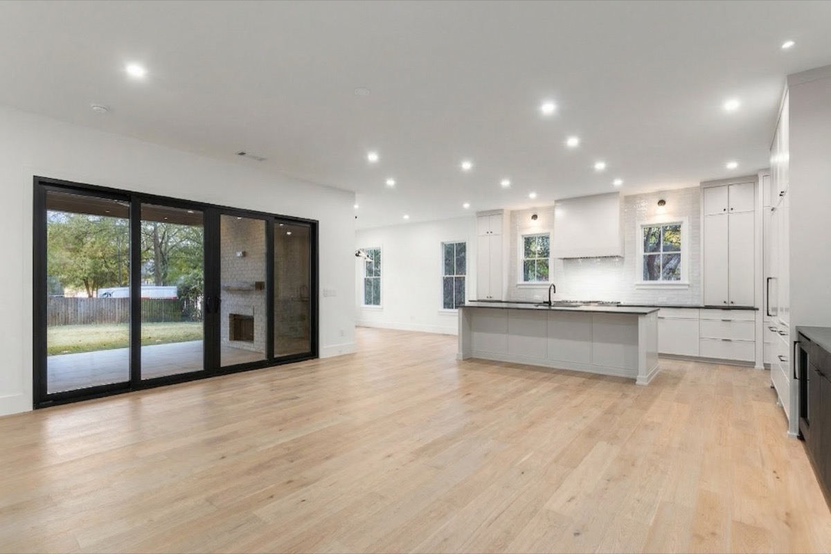 Before staging — Metro Atlanta vacant living area